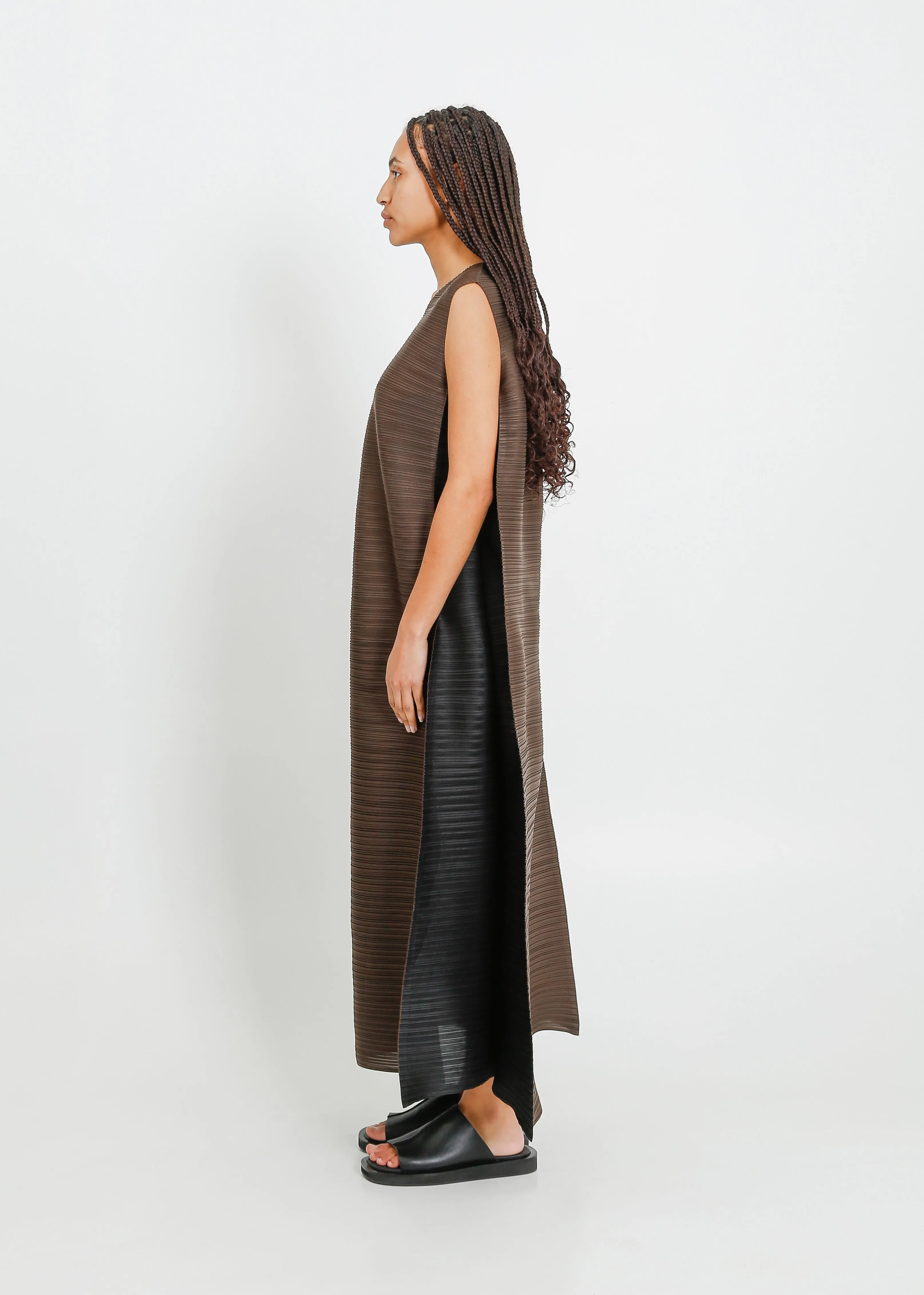 ZIGGY PLEAT DRESS / CHOCOLATE-BLACK